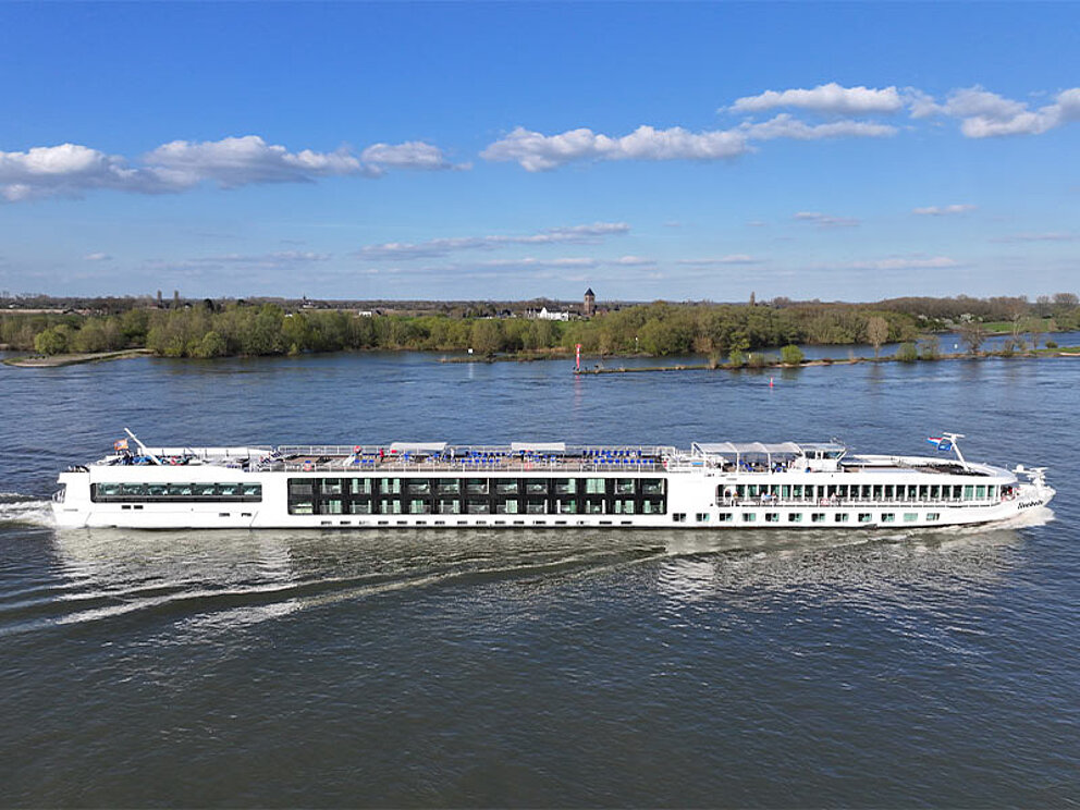 Seitenaufnahme des Schiffes in Fahrt auf der Donau