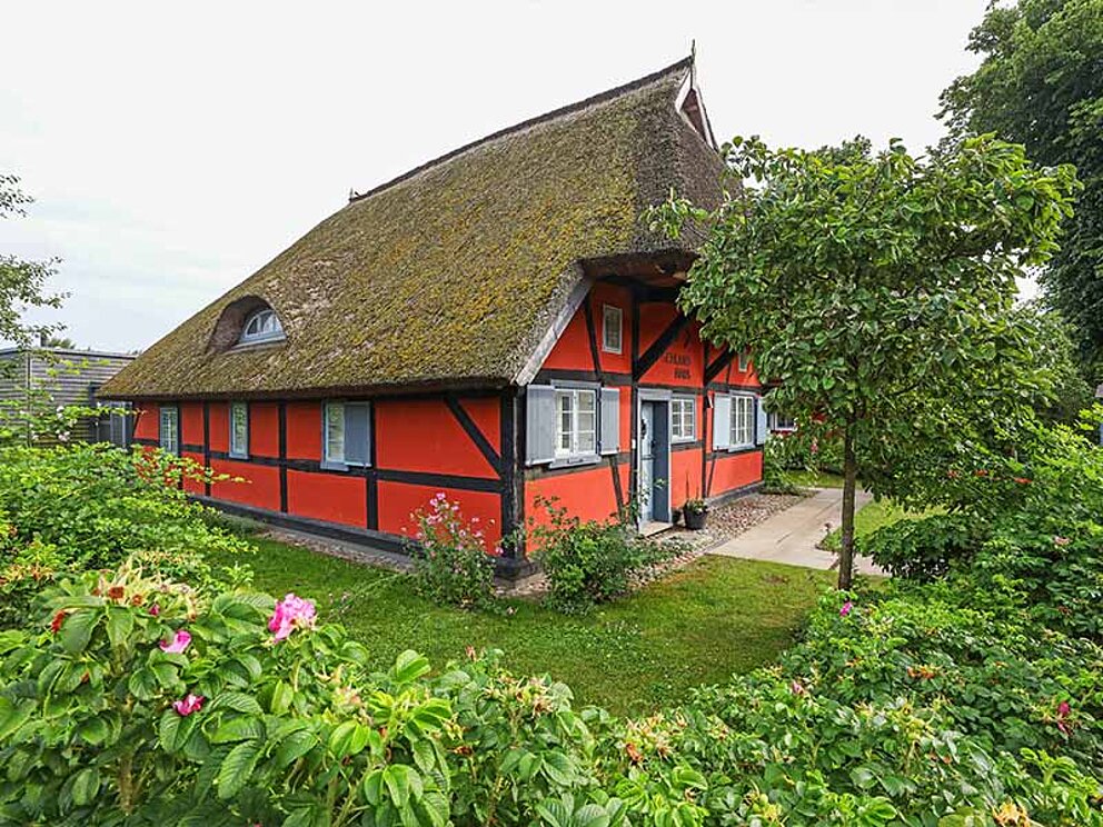 Außenansicht eines Fischlandhauses