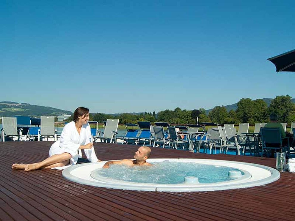 Paar genießt die Sonne im Whirlpool an Deck der MS Primadonna