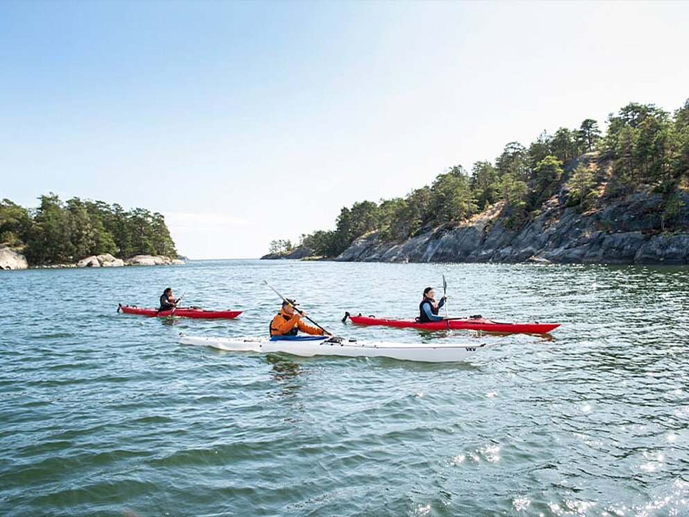 3 Kajaks vor Stockholm im WAsser