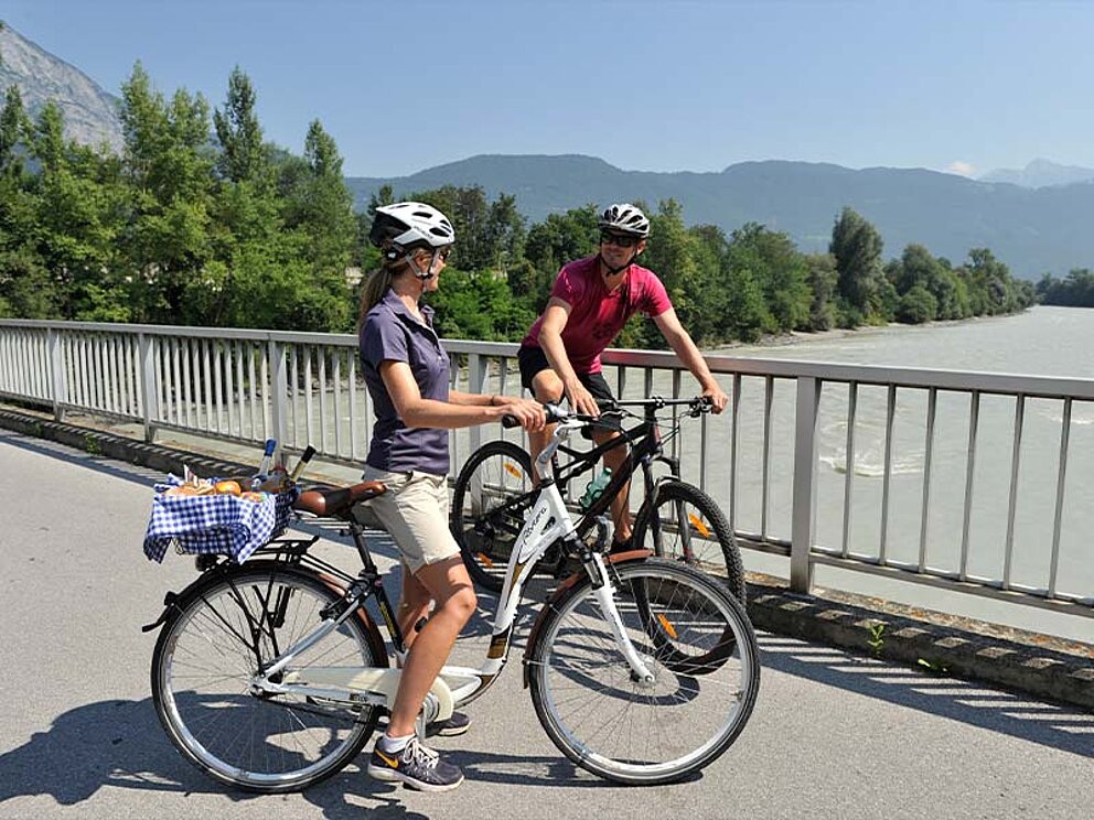 2 Radfahrer auf der Innbrücke