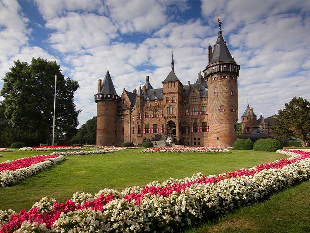Das Kasteel de Haar mit bunten Blumenbeeten