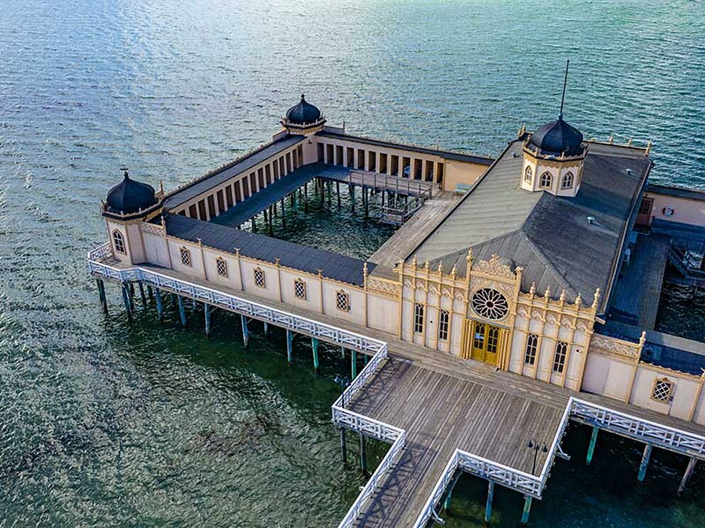 ein Badehaus im Meer auf hölzernen Planken gebaut. Vor Blicken getrennte Abteilungen für Männer und Frauen 