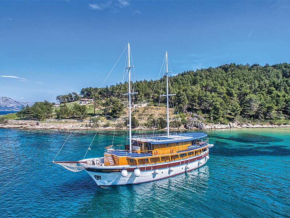 Außenansicht des 2 Mast-Schiffes vor einer kroatischen Insel