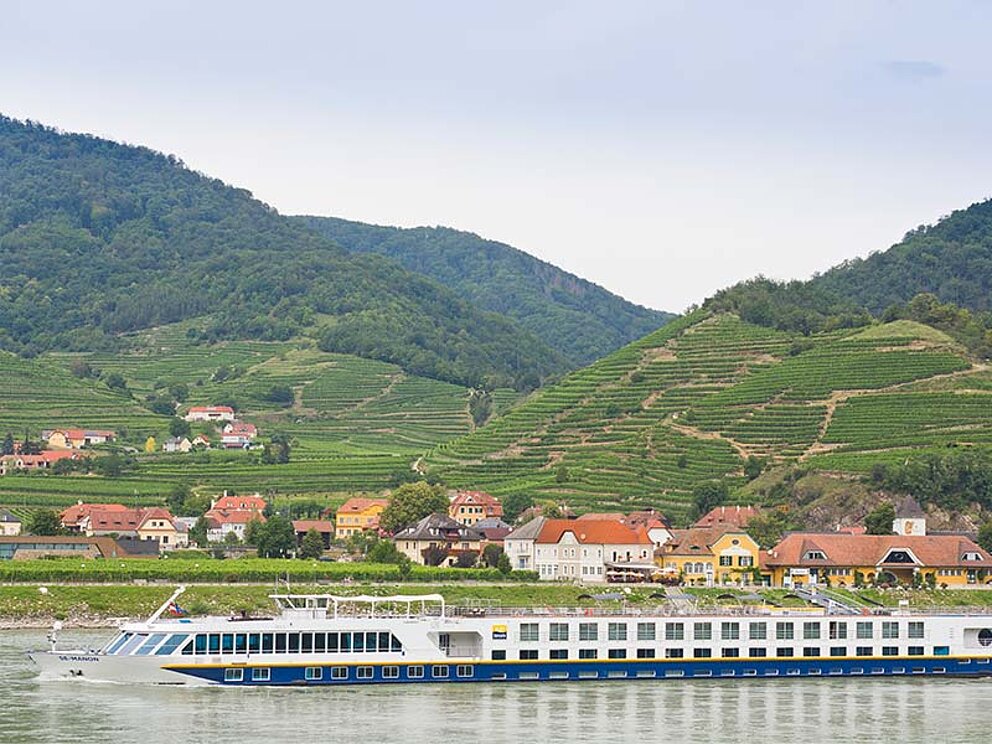 Das Schiff auf der Donau, im Hintergrund Weinberge