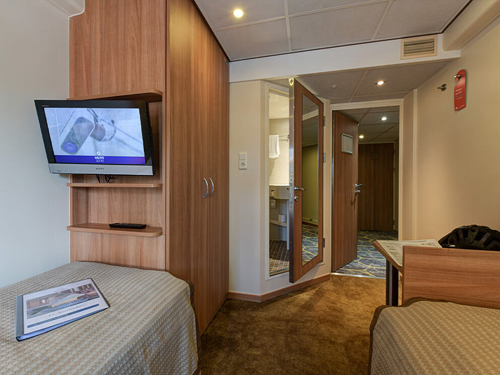 2 getrennte Betten, Schrank mit Fernseher