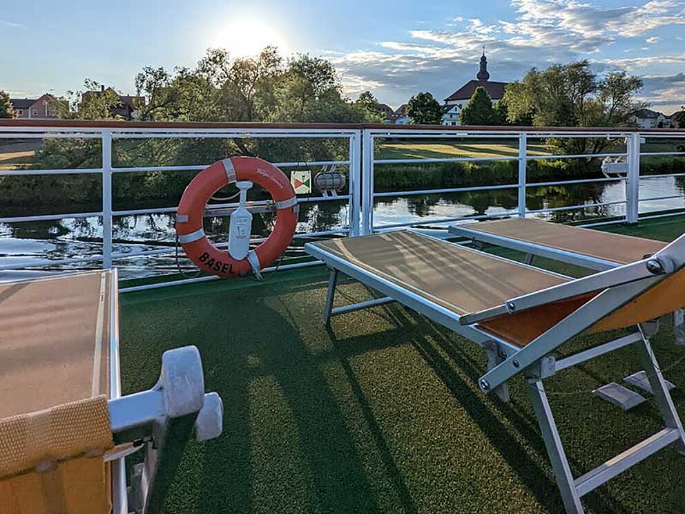 gemütliche Liegen am Sonnendeck eines Flussschiffes