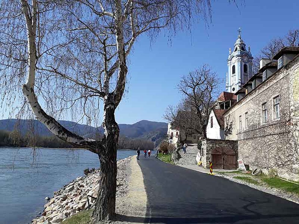 Donauradweg-Verlauf vorbei an Dürnstein in der Wachau