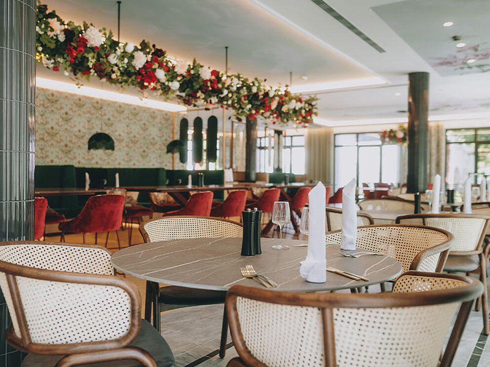 Restaurant mit gedeckten Tischen