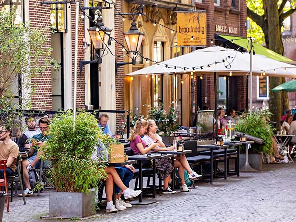 Innstadt-Kaffee mit Außenbericht mit Sonnenschirm