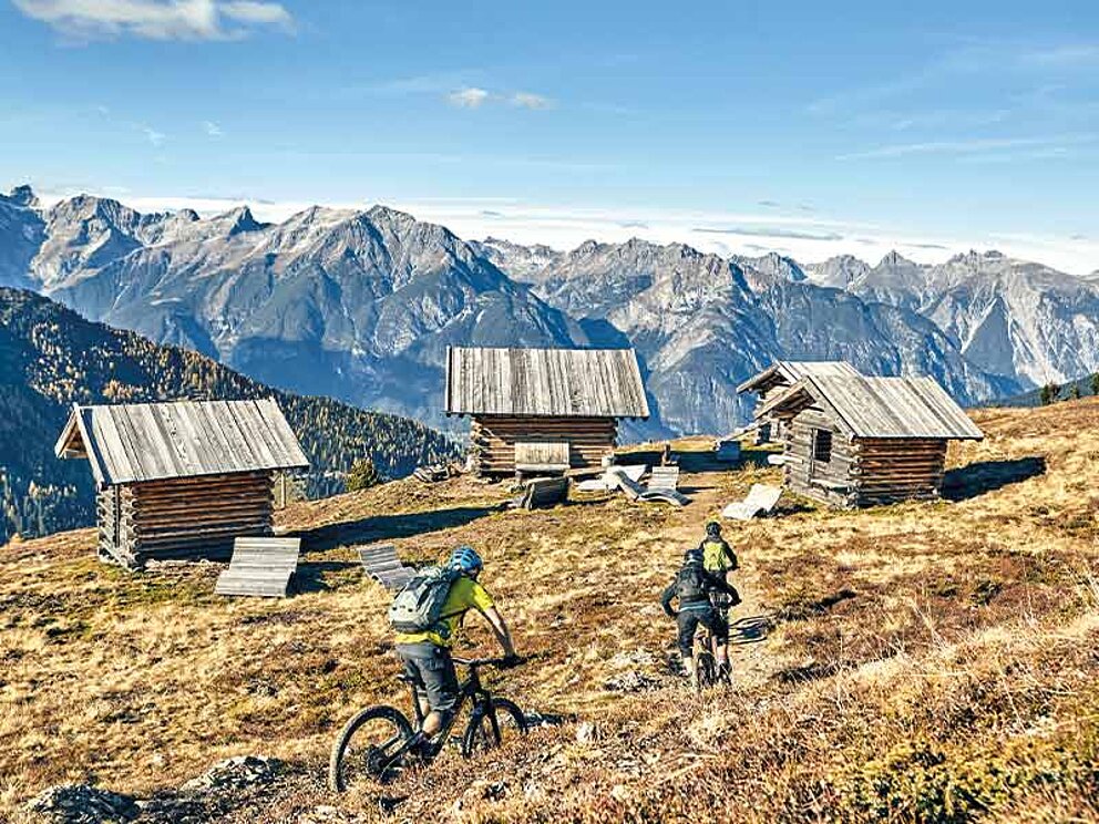 2 Biker am Trail auf einer Alm