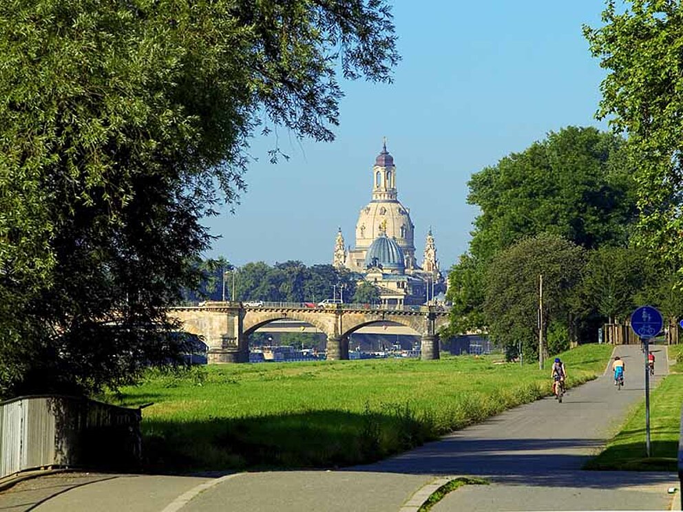 Radweg an der Elbe mit Blick auf Dresden