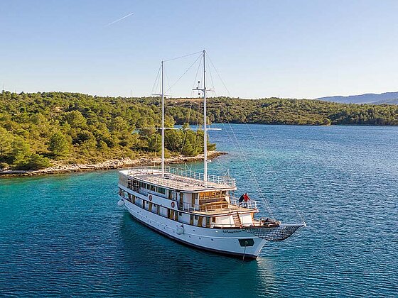2 mastiges Segelschiff vor einer kleinen kroatischen Insel