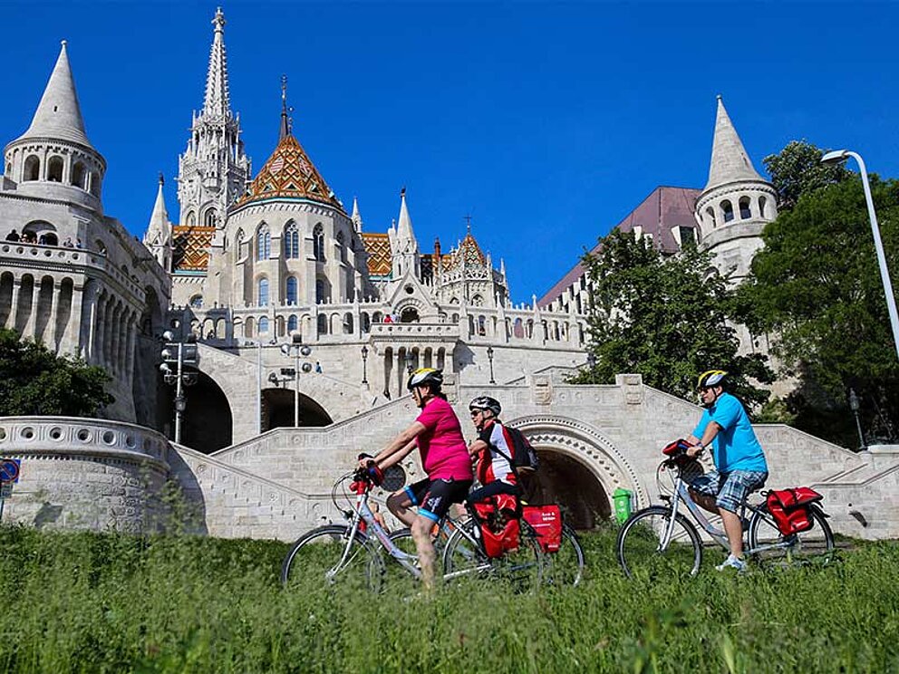 Radfahrer in der Stadt, im Hintergrund die Fischerbastei
