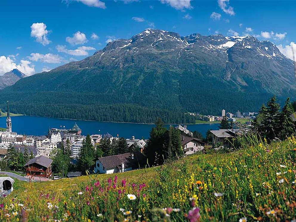 Aussicht von Chantarella Bahn in St.Moritz auf Bergwelt und Ort