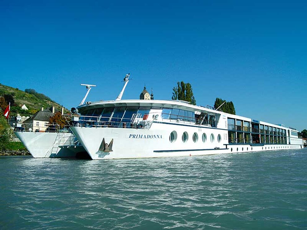 Blick auf die MS Primadonna auf der Donau in Krems
