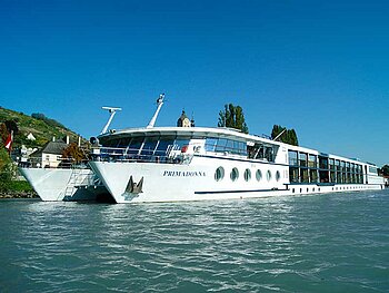 Blick auf die MS Primadonna auf der Donau in Krems
