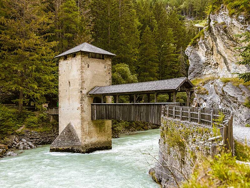 der hölzernen Wehrgang zur Festung Sigmundseck in Altfinstermünz. Darunter tost der Fluss Bad Inn.