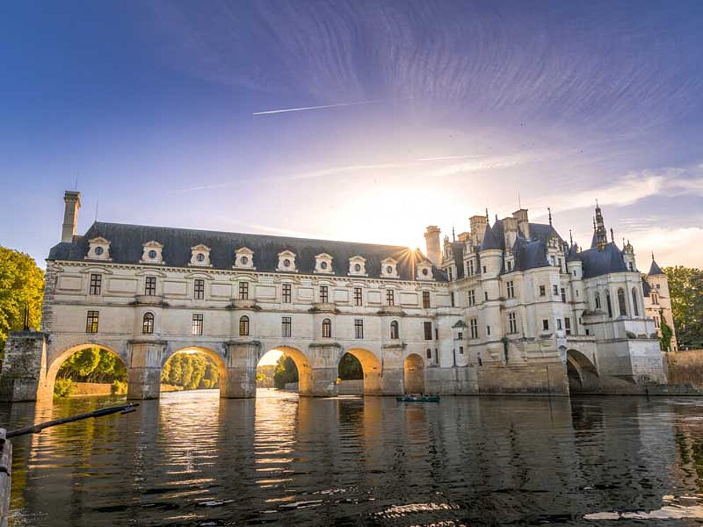 Schloss Chenonceaux erbaut auf Pfeilern im Wasser.