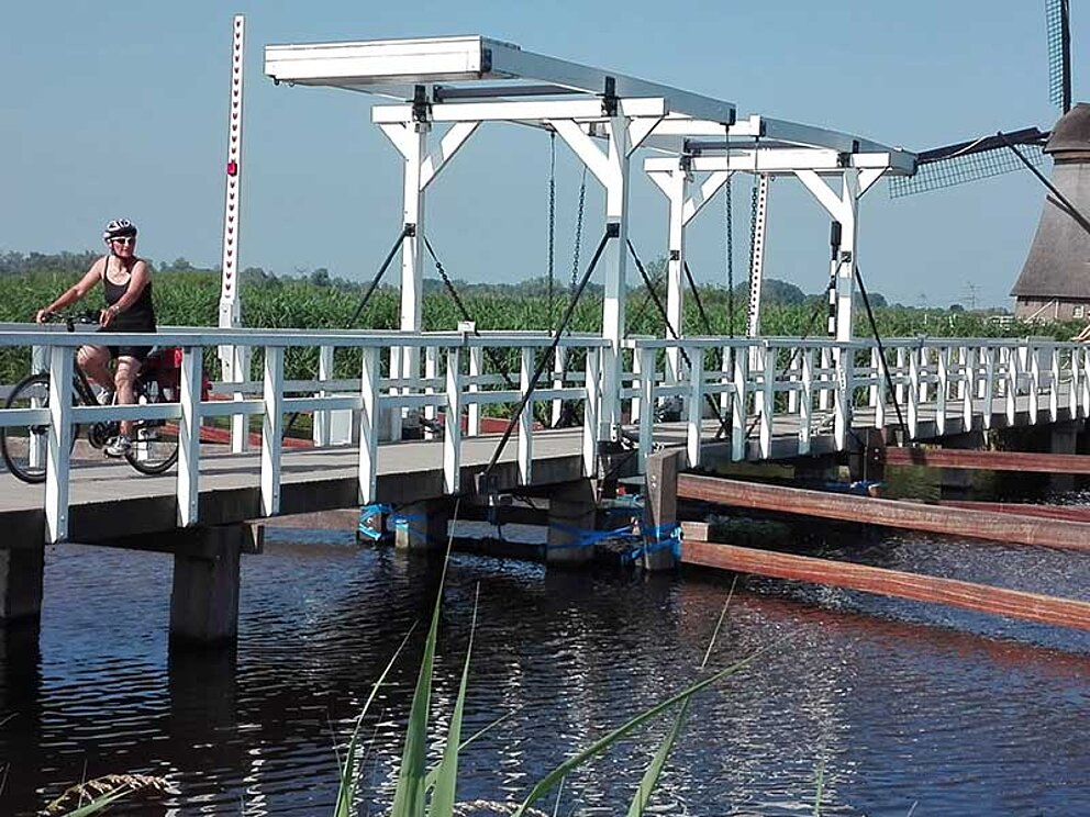 Radurlaub durch die Windmühlenlandschaft in Holland