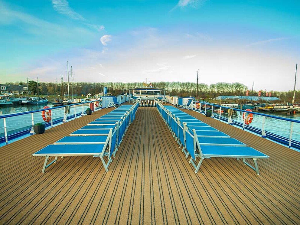 Sonnendeck mit Sonnenliegen