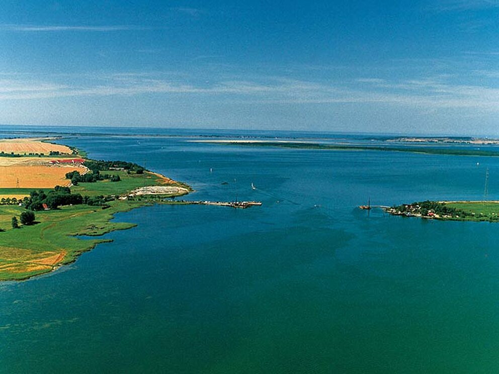 Bodden und Meer vor der Halbinsel Fischland-Darß-Zingst aus der Vogelperspektive