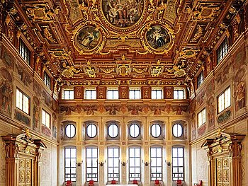 Goldener Saal im Augsburger Rathaus mit alter Deckenmalerei