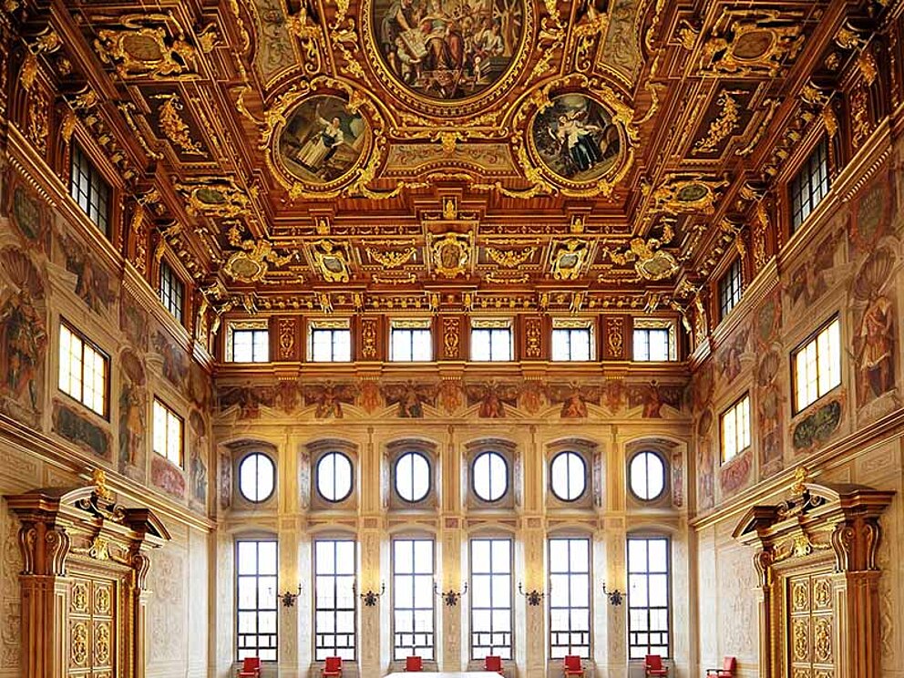 Goldener Saal im Augsburger Rathaus mit alter Deckenmalerei