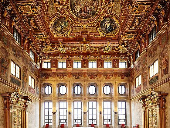 Goldener Saal im Augsburger Rathaus mit alter Deckenmalerei