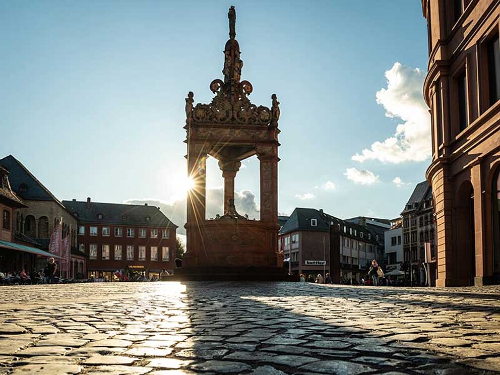 Der Marktbrunnen am gepflasterten Marktplatz von Mainz