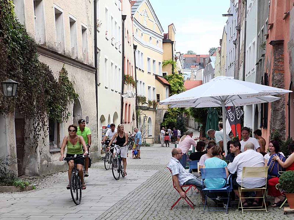 Radfahrer unterwegs durch Burghausen am Tauernradweg
