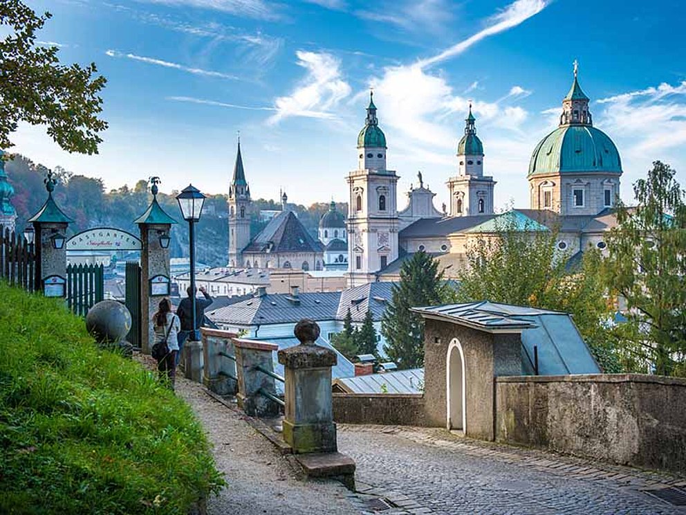 unterwegs entlang der Festungsgasse mit Blick auf die Mozartstadt Salzburg