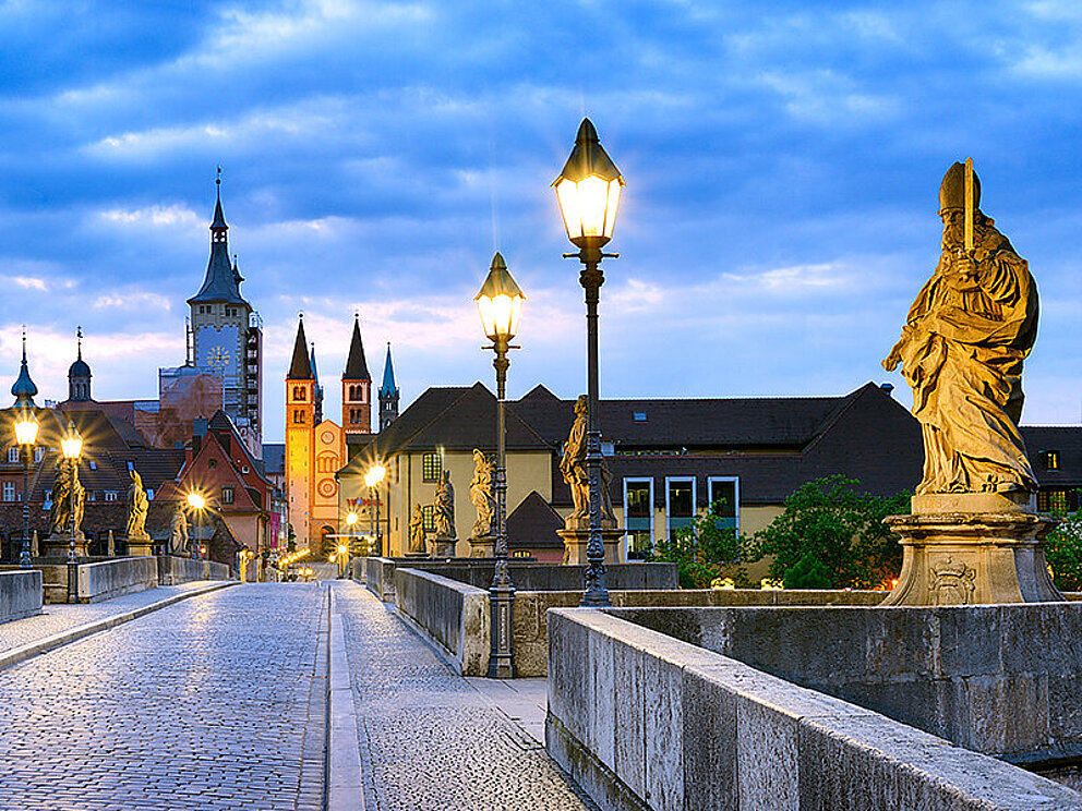 Die Marienbrücke von Würzburg in abendlicher Beleuchtung