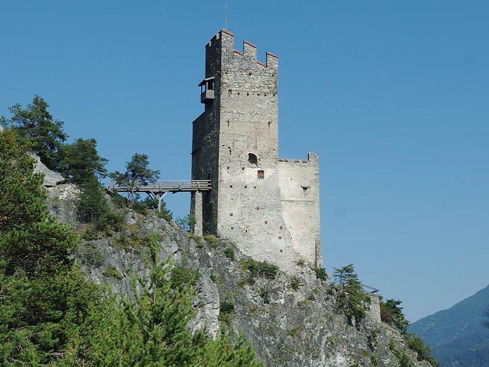 Ruine Schrofenstein bei blauem Himmel