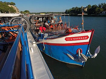 Schiffsansicht L'Estello von vorne bei Anlegestelle auf einem Fluss in Frankreich