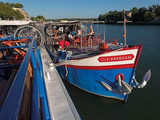 Schiffsansicht L'Estello von vorne bei Anlegestelle auf einem Fluss in Frankreich