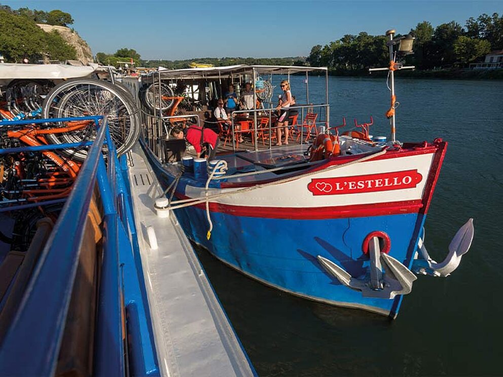 Schiffsansicht L'Estello von vorne bei Anlegestelle auf einem Fluss in Frankreich