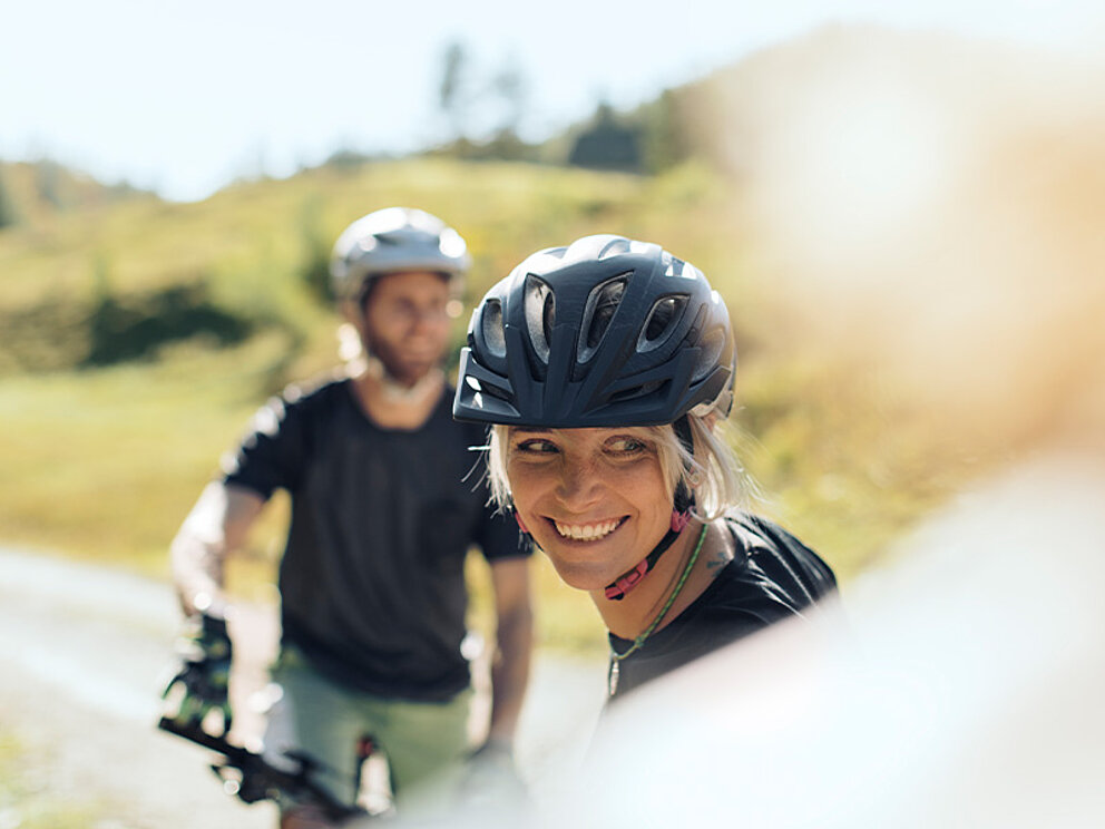 2 Biker bei einer kurzen Pause