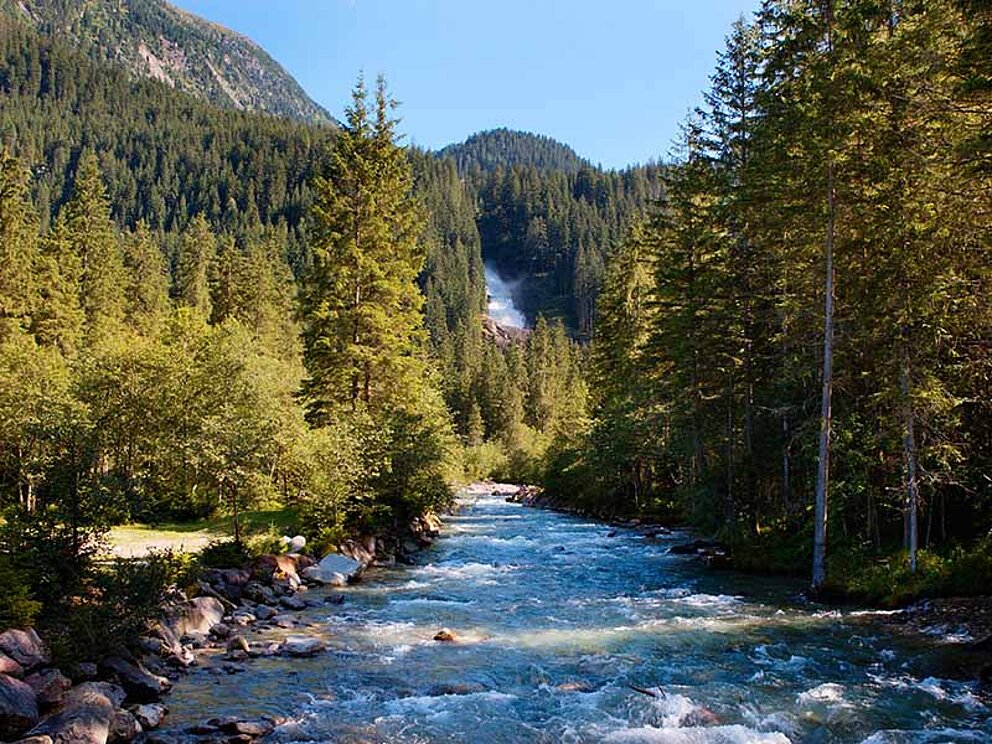 Flussverlauf mit Wasserfall in Krimml