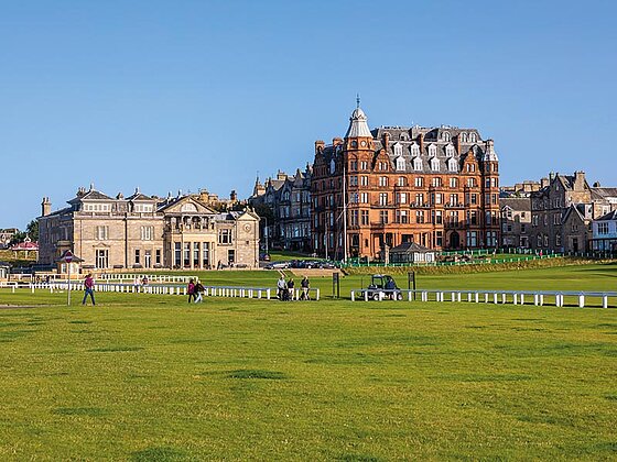 Blick auf das Schloss St. Andrews bei strahlend blauem Himmel