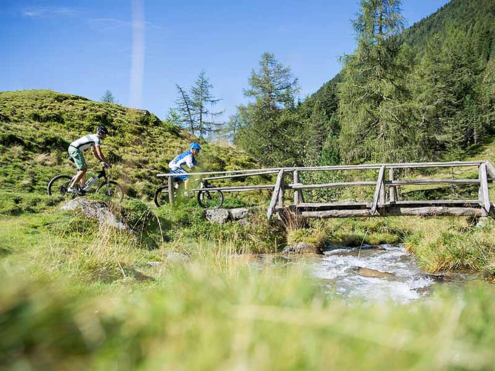2 Biker auf einer kleinen Brücke
