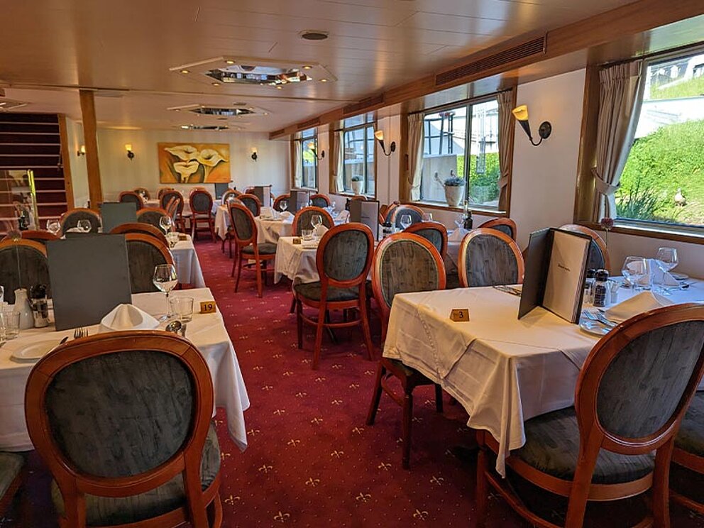 gedeckte Tische im Bordrestaurant