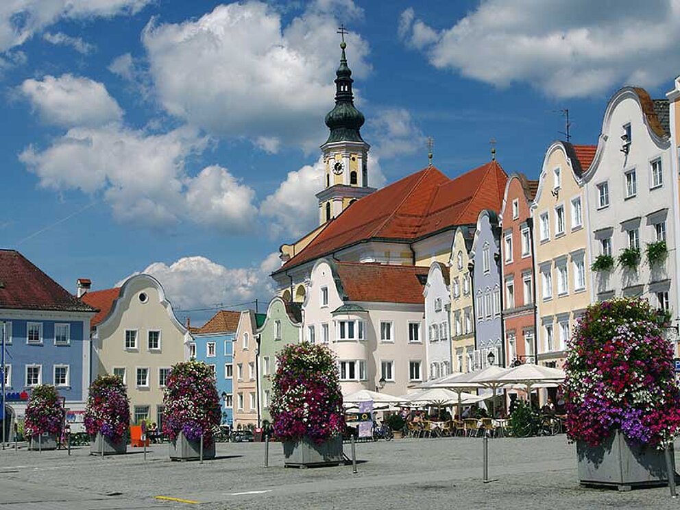 Blick auf den oberen Stadtplatz in Schärding mit Silberzeile