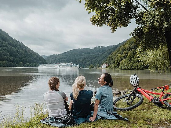 Radfahrerinnen an der Donau
