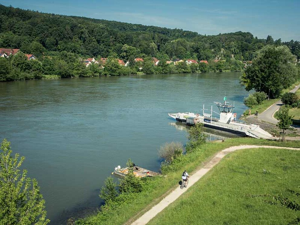 Ein einsamer Radfahrer am Donauufer, vor der Prüfeninger Fähre