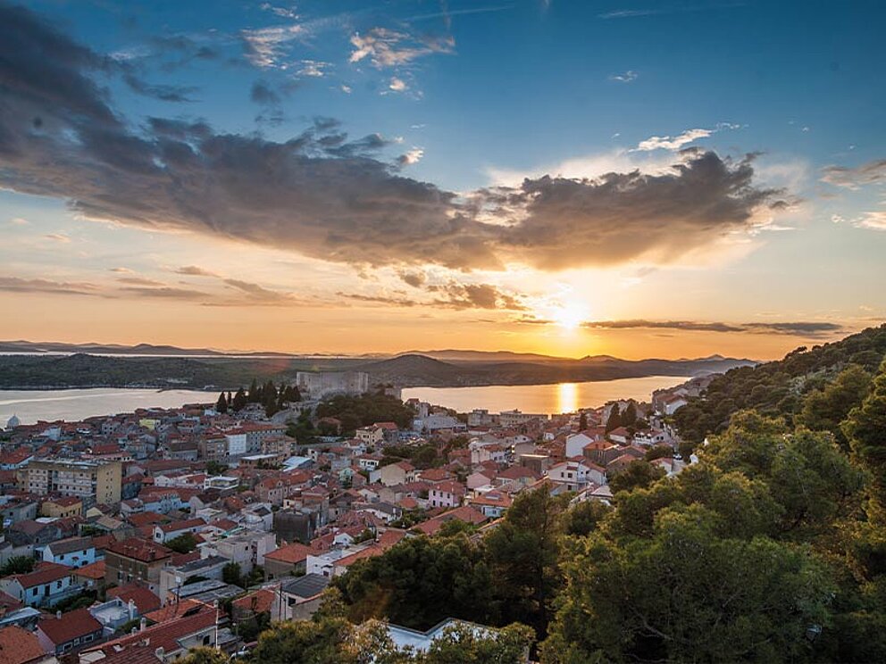 Blick auf die Stadt Sibenik in der Abenddämmerung