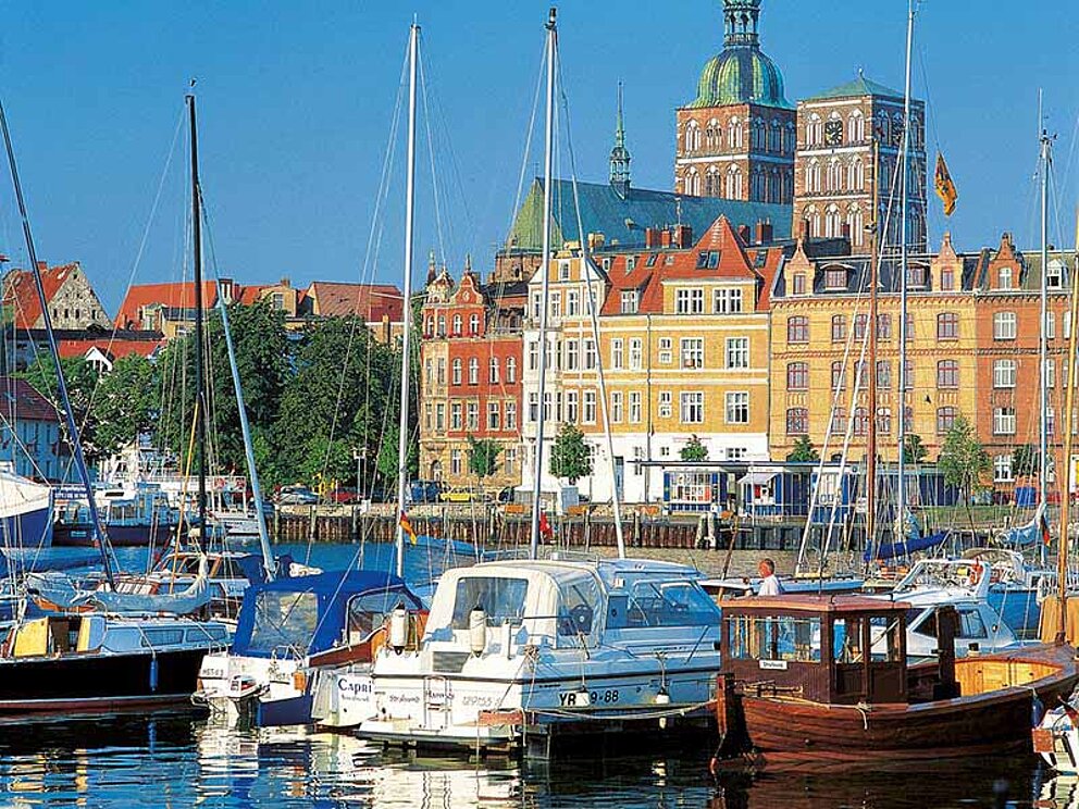 Lotsenhaus mit Hafen und vielen Booten in Stralsund
