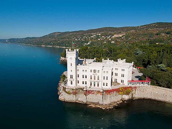 Schloss Miramare am Meer in der Gegend um Triest