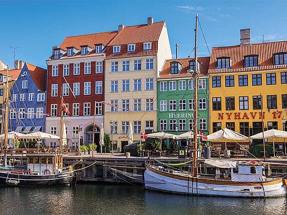 Häuserreihe in Kopenhagen am Ufer mit Booten