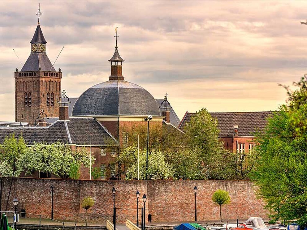 Blick auf die Stadt Leerdam mit 2 Türmen bei bedecktem Himmel